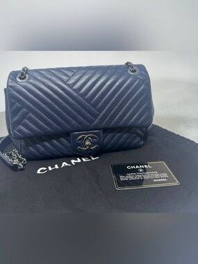 ✨🛍️ Chanel Navy Blue Lambskin Leather CC Crossing Chevron Flap Bag - Small